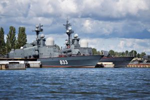 Russiske flådefartøjer i Kaliningrad, havnebyen, der har står betydning for Ruslands adgang til Østersøen - og har derfor ofte været en brik i et storpolitisk spil. Foto: Alexander Podgorchuk/dpa/AP