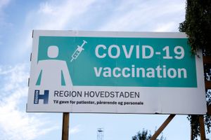 Både Moderna og Pfizer beskytter mod at blive alvorligt syg af corona. Men som udgangspunkt er det mest Pfizer-vaccinen, som bliver skudt ind i danskerne. Vi har set nærmere på forskellene midt i booster-sæsonen.