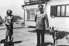 Adolf Hitler og hans elskerinde Eva Braun poserer på terassen foran førerens sommerhus, der lå på en idyllisk bjergskråning i det sydlige Bayern. I alt tilbragte Hitler næsten en tredjedel af sin regeringstid i huset, hvis nærmeste naboer var store kanoner i nazipartiet. Foto: AP.