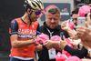 Vinderen af Tour de France 2014, Vincenzo Nibali, er stjernen på prins Nassers cykelhold, Bahrain-Merida. Her skriver Nibali autografer efter femte etape af årets Giro d'Italia. Foto: Alessandro Di Meo/AP