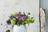 Det, der bl.a. kendetegner vasen, er, at den er let at arrangere blomster i.