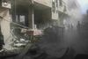Folk inspicerer en bygning efter et luftangreb i Østghouta i Syriens hovedstad, Damascus. Foto: AP/Ghouta Media Center