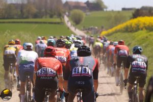 Efter styrt og punktering udgik Mads Pedersen af Paris-Roubaix, som danskeren drømte om at vinde.