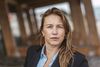 Fælledbys udviklingschef Tania Nissen har en ambition om at vise, hvordan man kan udvikle byer på en smartere og mere bæredygtig måde ved hjælp af solceller og batterier. Derfor ærgrer det hende, at reglerne står i vejen. Foto: Thomas Lekfeldt.