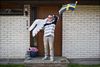 Fredrik Jönsson stemte for første gang på Sverigedemokraterne ved det svenske valg sidste søndag. Bagefter købte han denne jakke med partiets logo, som han mener er et symbol på nye tider i Sverige. Fotos: Charlotte de la Fuente.