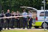Politiet mødte talstærkt op ved botilbud i Hammel efter knivoverfald. Presse-fotos.dk
