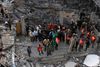 Mindst 10 civile blev søndag dræbt, da en israelsk bombe ramte et hus i Gaza.