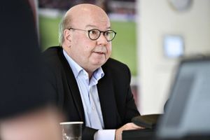 Jesper Møller tager fire år mere som DBU-formand. Her forholder han sig til flere debatemner i dansk fodbold.