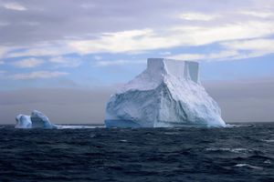 Det store isbjerg skal nu monitoreres, fordi det i fremtiden kan udgøre en fare for skibe.