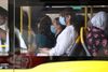 »Man skal især være opmærksom, hvis man opholder sig i lukkede rum med mange mennesker og dårlig ventilation. Det kan for eksempel være, hvis der er mange samlet i en bus,« siger læge og professor Torben Sigsgaard. Foto: Fabrizio Bensch/Reuters