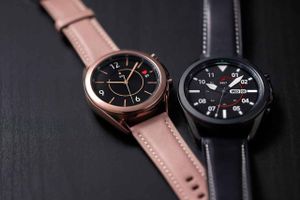 Galaxy Watch 3 kombinerer tidsløst urdesign og fysisk kontrol med den nyeste wearables-teknologi. Uret finder endda selv på smarte autosvar baseret på dine seneste beskeder.