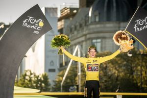 En af holdkammeraterne hylder den danske Tour de France-vinders lederevner, mens en dansk kollega efter tøven fik ønsket sin landsmand tillykke.
