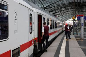 Både driften af passagertog og godstog bliver påvirket, når de tyske lokomotivførere tirsdag indleder strejke.