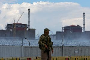 Frygten for en atomkatastrofe på Europas største atomkraftværk, Zaporizjzja i Ukraine, er intakt, selv om en alvorlig situation nu og her er afværget. Et giftigt spil om værket består.    