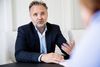 Torben Jensen, stifter, formand og storaktionær i Hellerup Finans, har lovet privatinvestorer tårnhøje afkast. Men investeringsfirmaet fattes penge og forsøger nu at låne penge ved at sælge obligationer med sikkerhed i et konkurstruet datterselskab.