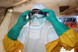 En smittet sygeplejerske er en blandt fire personer, der er døde efter ebolasmitte i vestafrikanske Guinea.