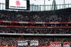Arsenal og West Bromwich Albion afholdt et minuts stilhed før kampen i weekenden. Begge hold spillede med valmuen på trøjen. Foto: Tom Hevezi/AP