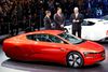 VW XL1 ved præsentationen på biludstillingen i Genève i sidste uge. Hydridpower, plugin, baghjulstræk – og over 100 på literen. Forfra ligner XL1 næsten en almindelig bil med konventionel front – til ekstrem forskel fra bagenden.