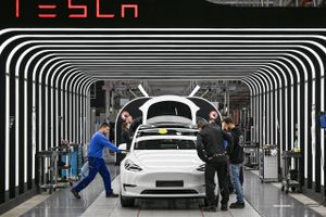 Ud af det blå har Tesla hævet prisen på øjeblikkets supersællert Tesla Model Y. Prisstigningen kommer, selv om salget fra marts til april dykkede 80 pct.
