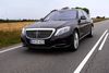 Den nye Mercedes S-klasse kan udstyres med verdens mest avancerede affjedring, som via kamera, selv kan aflæse vejen foran og indstille luftaffjedringen, så at sige, inden bumpet kommer. Fotos: Anders Berner