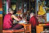 Tidlig morgen og sen eftermiddag afholdes der buddhistisk messe, puja, i Nagi Gumba-klosterets tempelsal. Foto: Stephen Freiheit