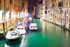 Venedig er bilfri, og når turister ankommer til byen, så må de enten gå hen til deres hotel eller tage en af vandbusserne, der sejler i byens gader.