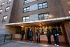 Skudepisoden skete her ved denne opgang, da politimanden og hans kollega patruljerede i Brooklyn lidt før midnat torsdag aften.