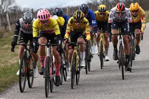 Magnus Cort bar den gule trøje på 4. etape, der blev en afgørende test for Jonas Vingegaard (th.) og Tadej Pogacar (tv.). Foto: Anne-Christine Poujoulat