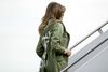 USA's førstedame Melania Trump går om bord på et fl på Andrews Air Force basen. Teksten på ryggen af hendes jakkes kan lige anes. Foto: AP/Andrew Harnik