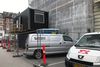 Øgaderne er plaget af manglende parkeringspladser. I Falstersgade holder håndværkervogne parkeret bag indhegning, uden pladstilladelse. Privatfoto: Mette Boesen.