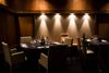 Der er skabt en ganske hyggelig og intim stemning, selv om restauranten ligger i åben forbindelse med hotelfoyeren. Foto: Katrine Marie Kragh