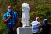 Politiet havde modtaget opkald fra borgere med krav om at fjerne statuen, da den "minder om koloniseringen og slaveri" i USA. Foto: Tim Bradbury/Getty Images/AFP