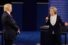 Hillary Clinton stod muligvis stærkest efter den seneste tv-debat mellem de to præsidentkandidater, men hun må forholde sig til de lækkede dokumenter og stå tydeligere politisk, mener seniorkorrespondent. Foto: John Locher/AP