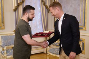 Udenrigsminister Jeppe Kofod blev modtaget med kram og medalje fra Volodymyr Zelenskyj.