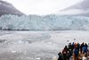 For enden af isfjorden Glechier National Park tårner Margerie-gletsjeren sig op i al sin majestætiske vælde. Den 34 kilometer lange istunge kælvede, mens krydstogtskibet drev ganske tæt forbi. Fjorden er kun isfri i juli og august og er den største attraktion på et krydstogt til Alaska. Foto: Knud Brix