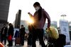 Borgere i Wuhan skal fortsat beskytte sig mod smitte. De skal også kunne påvise, at de ikke er syge. Foto: Noel Celis/AFP