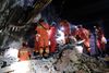 Redningsmandskab leder efter overlevende efter jordskælvet i Sichuan-provinsen. Foto: AFP