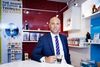 Søren Rye er landechef for Nestlé i Danmark. Han har fået til opgave at sørge for, at der bliver ansat mindst 100 unge i virksomheden, og hans løn afhænger af det.
