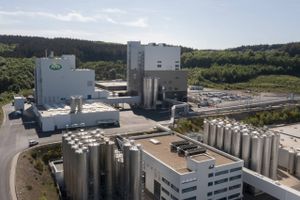 Arla åbner nu et gigantisk mejerianlæg, som kan forarbejde næsten 700 mio. liter mælk årligt. Med fabrikken som springbræt vil Arla øge salget til fjerne markeder i Asien, Afrika og Mellemøsten.