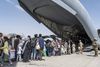 Afghanere, der skal evakueres fra Kabul, står mandag i kø foran et transportfly, C-17 Globemaster, fra det amerikanske luftvåben. Imens hersker der fortsat kaos foran lufthavnen. Det har forsinket evakueringen af tusindvis af vesterlændinge og afghanere, der har arbejdet på ambassader og som tolke for udenlandske styrker. Foto: Brennen Lege/Ritzau Scanpix