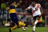 Argentina's River Plate midfielder Nicolas De La Cruz (R) vies for the ball with Argentina's Boca Juniors defender Carlos Izquierdoz during their Copa Libertadores semifinal first leg football match at the Monumental stadium in Buenos Aires, Argentina, on October 1, 2019. (Photo by JUAN MABROMATA / AFP)
