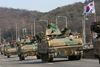 Sydkoreanske pansrede køretøjer under en militærøvelse nær grænsen til Nordkorea. USA's vicepræsident, Mike Pence, siger at USA er klar til at bebude de hidtil hårdeste sanktioner over for Nordkorea. Foto: AP/Ahn Young-joon