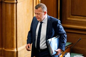 Statsminister Lars Løkke Rasmussen er fortsat i klemme mellem Anders Samuelsen og Kristian Thulesen Dahl i spørgsmålet om topskattelettelser. Foreløbig ser det ud til, at forhandlingerne om topskatten finder sted efter de igangværende finanslovsforhandlinger. Foto: Jens Dresling