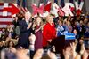 En glad og givetvis lettet Hillary Clinton var ved nattens sejrsfest på Drake University i Des Moines ledsaget af sin mand, Bill Clinton, og datteren, Chelsea. Foto: Andrew Harnik/AP
