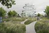 »Den planlagte gang- og cykelbro bliver lokal infrastruktur som et unikt kunstværk i en helt særlig liga, der vil markere Holstebro nationalt og internationalt,« vurderer borgmester H.C. Østerby. Illustration: Jeppe Hein og Creator Projects