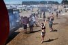 Vejret er godt under årets Roskilde Festival. Selvom mange sætter pris på det gode vejr, betyder det også, at man må tage sine forholdsregler. Foto: Gregers Tycho