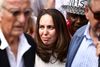 Stella Morris, Julian Assanges partner, taler med journalister uden for domstolen i London efter retsmødet om udlevering af Wikileaks-stifteren til USA. Foto: Henry Nicholls/Reuters