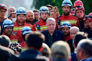 Fodboldfans skal have mundkurv på, journalister er blevet arresteret, og tv-stationer har fået bøder. Tyrkiet har siden jordskælvet forsøgt at gøre det sværere at kritisere regeringen. 