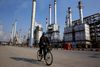 Iran og USA er nået til enighed i 90 pct. af de tekniske spørgsmål i forhandlingerne om Irans omstridte atomprogram, lød det i aftes i iransk tv fra chefen for Irans atomenergibureau, Ali Akbar Salehi. En unavngiven, amerikansk regeringskilde sagde imidlertid, at der »stadig er et stykke vej«. Foto: Vahid Salemi/AP