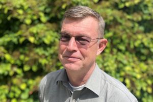 Det er sæson for sommerhusferie, sanketure og oplevelser i naturen. Ikke mindst er det en god årstid, hvis man vil ud i skoven for at finde kantareller og andre spiselige svampe – også i nabolandet Sverige. Men hvordan undgår du at få en ubuden blodsuger med hjem?